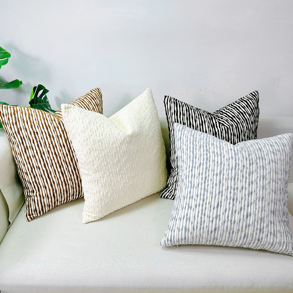 Bantal deko kusyen chenille bergaris bertekstur